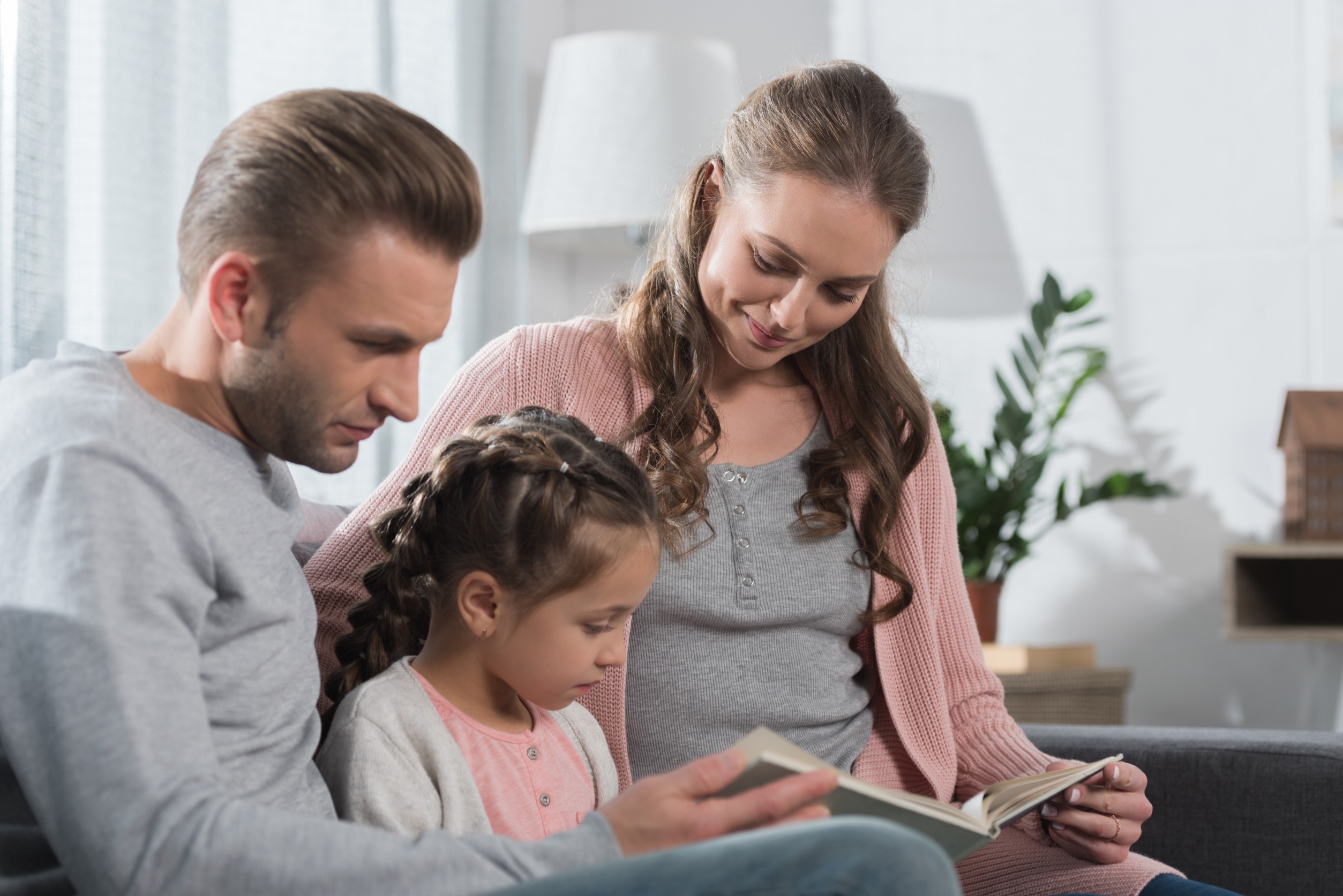 Parents reading to child to prepare for kindergarten