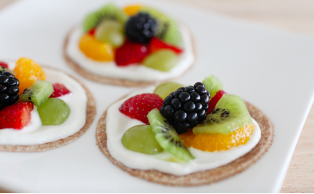 mini fruit pizzas with Greek yogurt and diced fruits